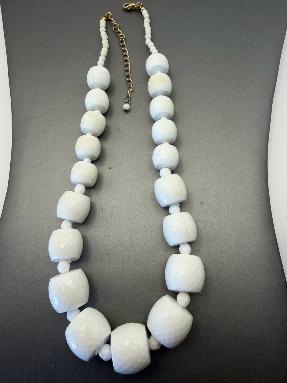 Classic White Graduated Faceted Lucite Beaded Statement Retro 90’s Necklace